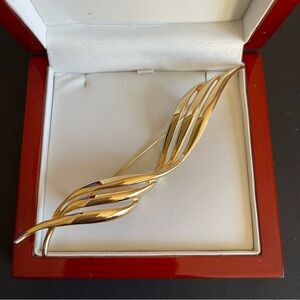 Vintage Signed PEP Gold tone brooch.